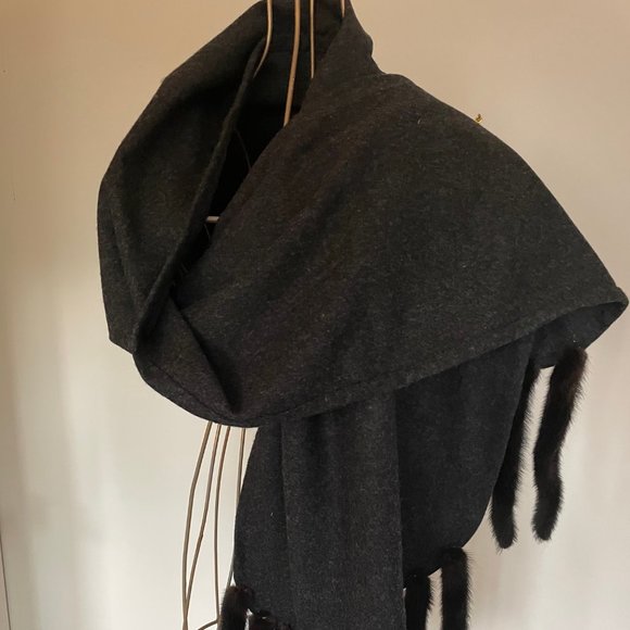 Wool shawl with mink tail fringe, 1980 - Picture 6 of 8